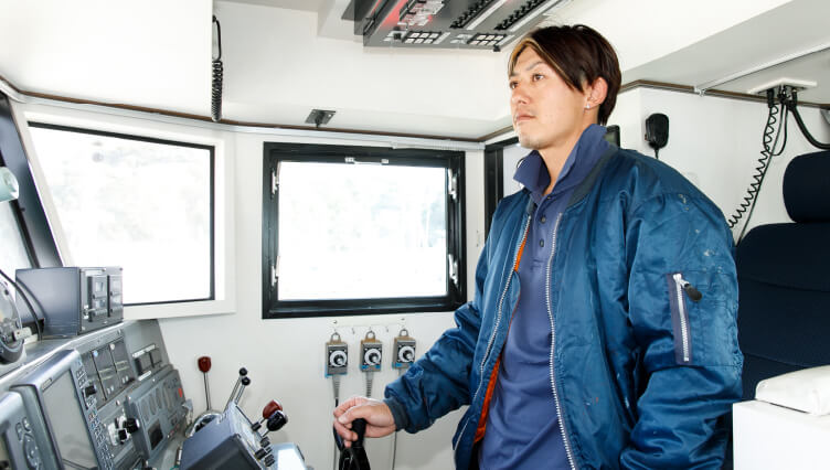 写真：船員が操舵している様子